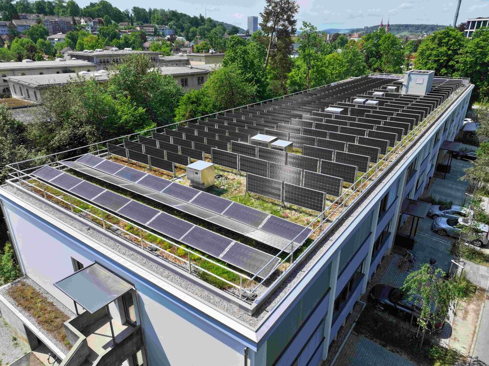 Bild 4: Auf dem Dach des Projekts «Mattenbach (Winterthur)» sind alle drei Nutzungen (Begrünung, Solar und Evapotranspiration) vereint. (Bilder: Daniela Hochradl, Contec, SFG)
